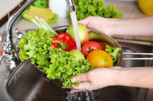 Aprenda como lavar as frutas e as verduras antes de comê-las