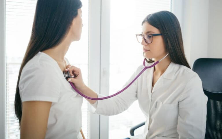 Mulher se consultando na médica