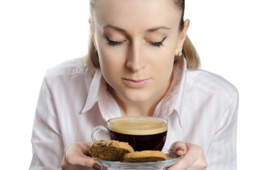 Mulher tomando café com biscoitos
