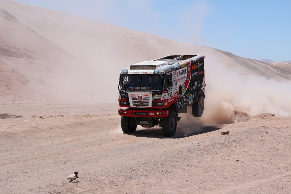 Caminhão competindo no Rally Dakar