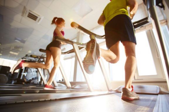 Correr na esteira acelera o metabolismo e queima mais calorias