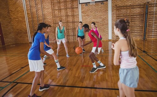 Meninas jovens jogando basquete