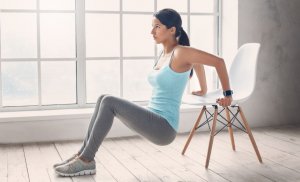 Exercícios com uma cadeira que você pode fazer na sua casa