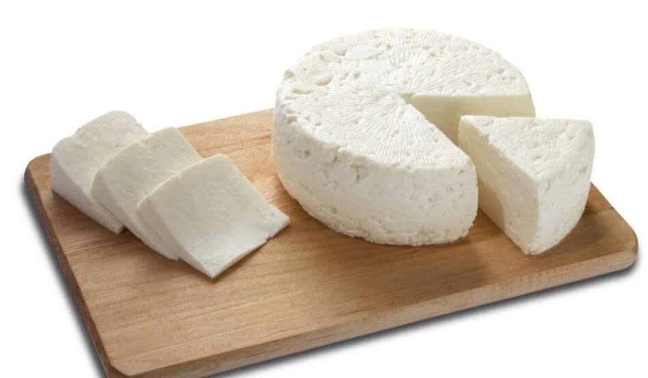 Uma peça de queijo branco fatiado