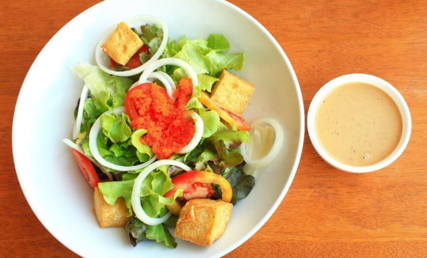 Salada vegetariana com tofu
