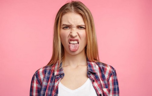 Menina mostrando a língua