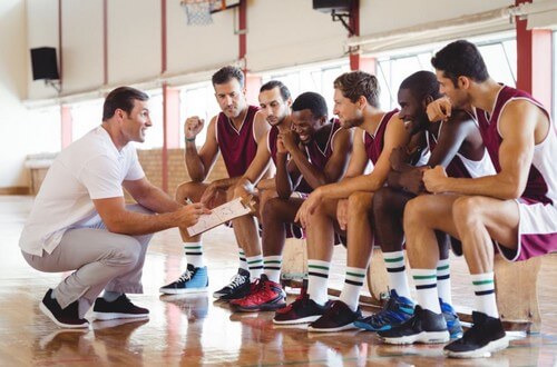 Treinador falando com equipe de basquete