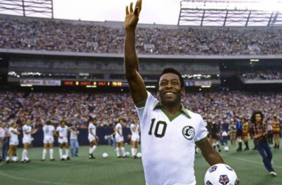 Pelé cumprimento público no estádio