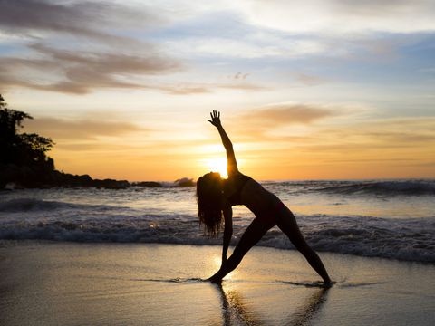 Posição de Yoga na praia