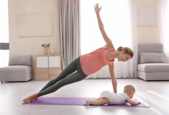 Mulher se exercitando com bebê