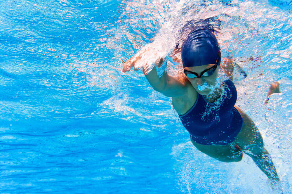 A natação é muito completa porque trabalha o sistema cardiorrespiratório