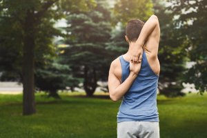 Os melhores exercícios para alongar os ombros