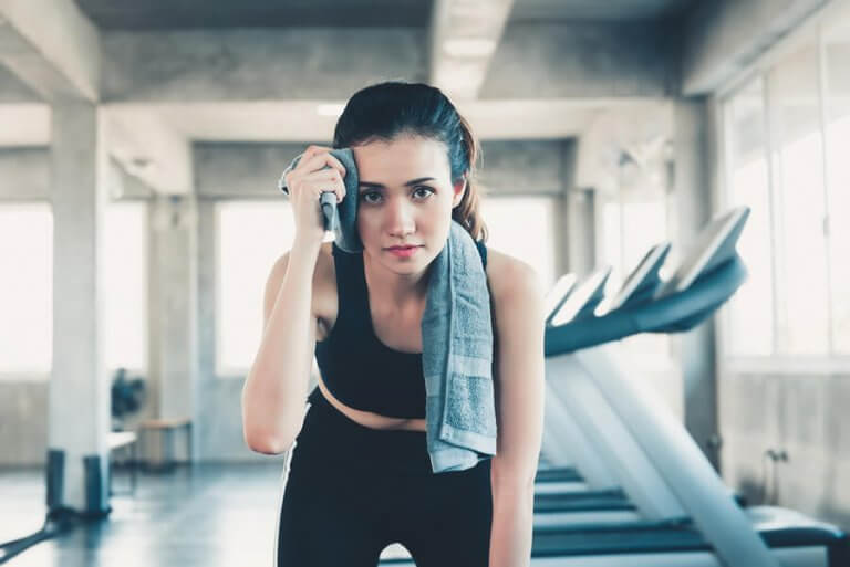 É verdade que suar ajuda a perder peso?