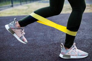 3 exercícios com faixas elásticas para corredores iniciantes