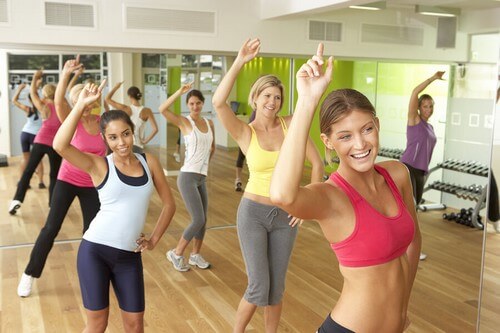 As aulas de exercícios são uma excelente maneira de socializar e perder calorias ao mesmo tempo