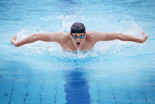 O nado borboleta é um estilo de nado avançado, mas que proporciona um excelente treinamento
