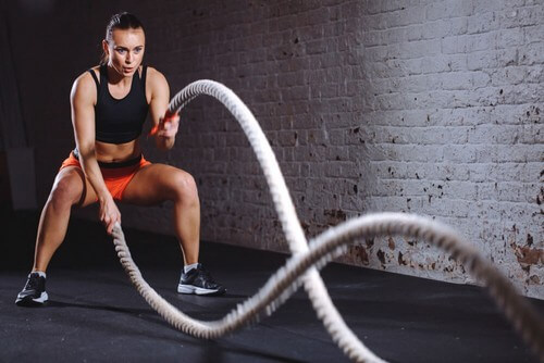 O exercício com cordas de batalha te permite aumentar a resistência cardiovascular