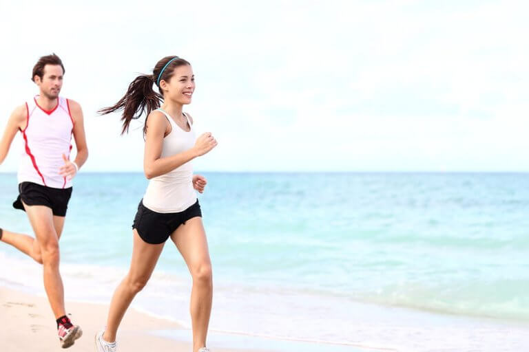 Quais são os benefícios de correr na praia?