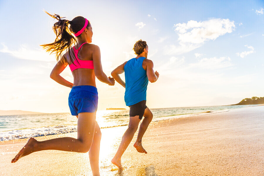 Quais são os benefícios de correr na praia?