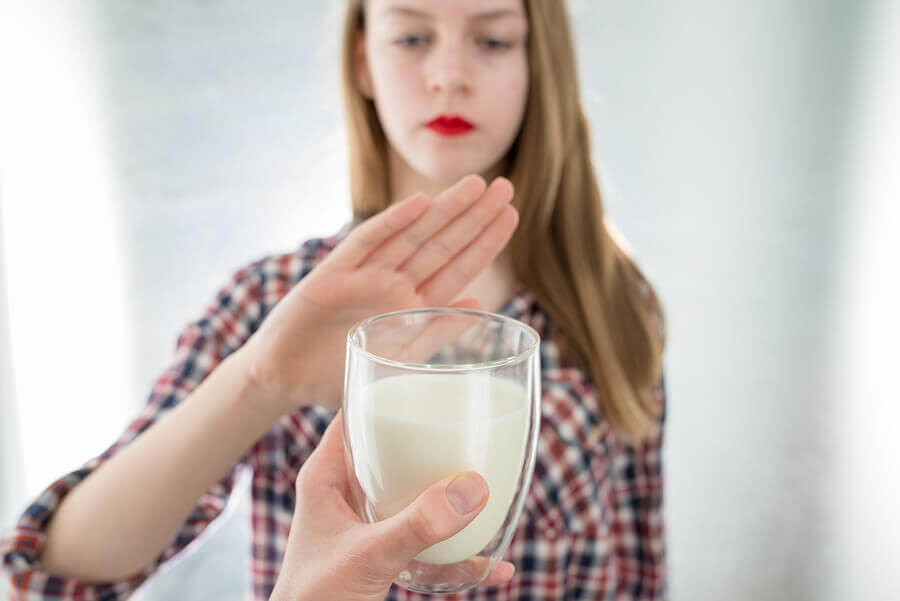 Menina recusando leite