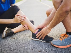 Fraturas no tornozelo durante esporte: por que ocorrem e como tratar