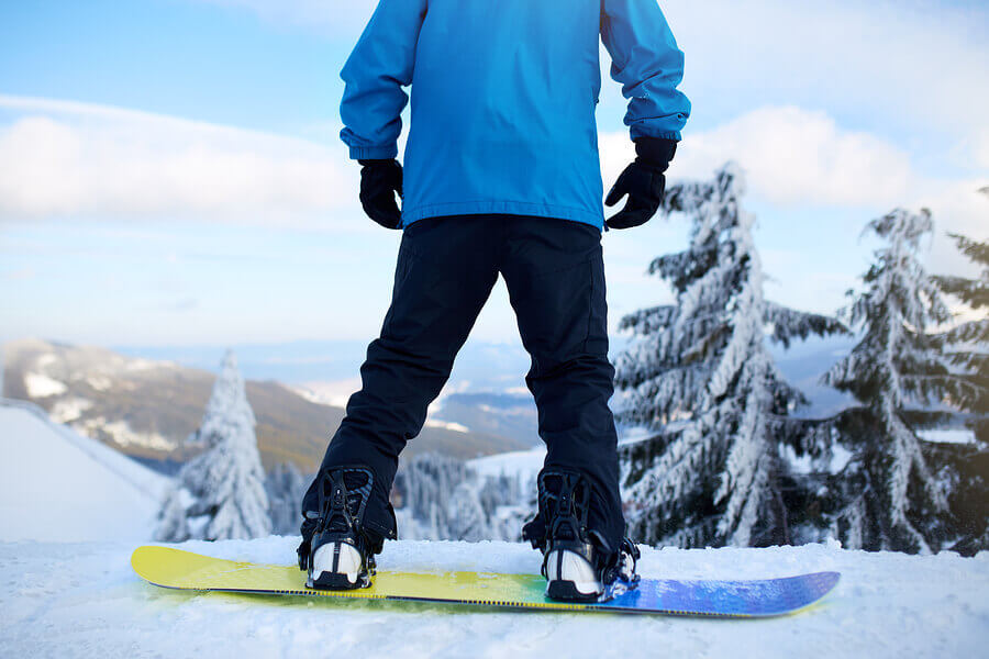 Homem praticando snowboard