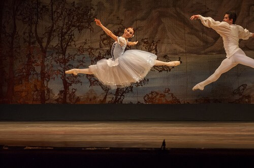 O ballet clássico surgiu por volta do ano 1600, no reinado de Luís XIV. Naquela época, o ballet era uma espécie de pantomima com música e dança