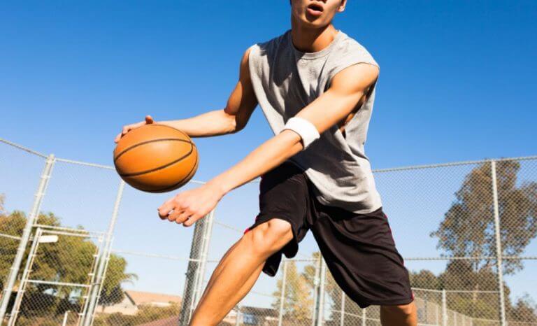 Homem jogando basquete