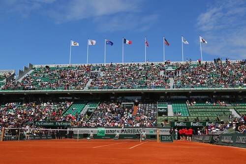 O Aberto da França leva o nome do aviador Roland Garros e seus participantes se enfrentam em quadras de saibro