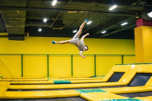 A ginástica de trampolim é uma modalidade esportiva que se enquadra nas categorias da ginástica e dos esportes acrobáticos