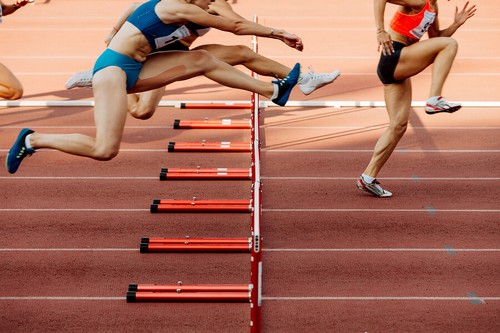 As corridas com barreiras podem ser de 60, 100, 110 ou 400 metros