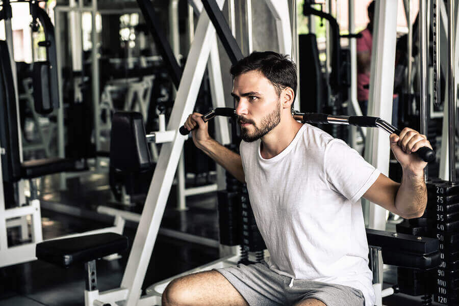 Fortalecer os músculos ajuda a melhorar a postura corporal