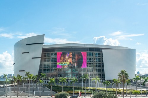 A American Airlines Arena está localizada no centro de Miami, próximo à Baía Byscaine. Foi inaugurada em 1999 e tem capacidade para pouco mais de 19.000 espectadores