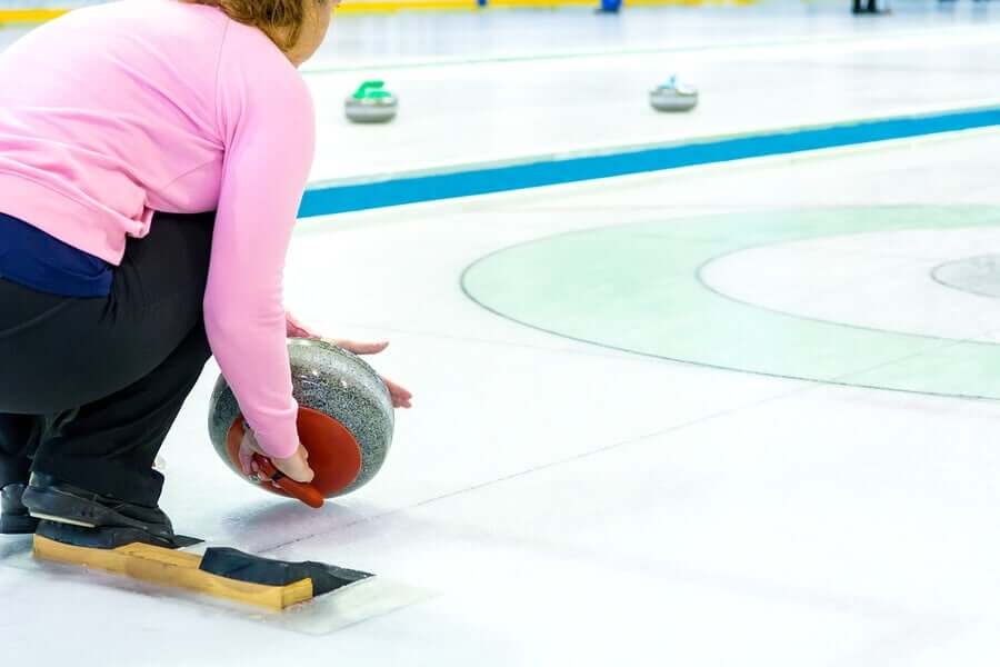 Mulher jogando Curling