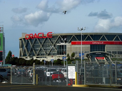 A Oracle Arena tem capacidade de quase 20.000 espectadores para jogos de basquete