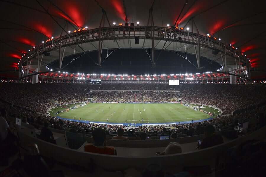 O estádio do Maracanã, no Rio de Janeiro, foi inaugurado em 1950 e reformado recentemente. Existem visitas guiadas disponíveis todos os dias