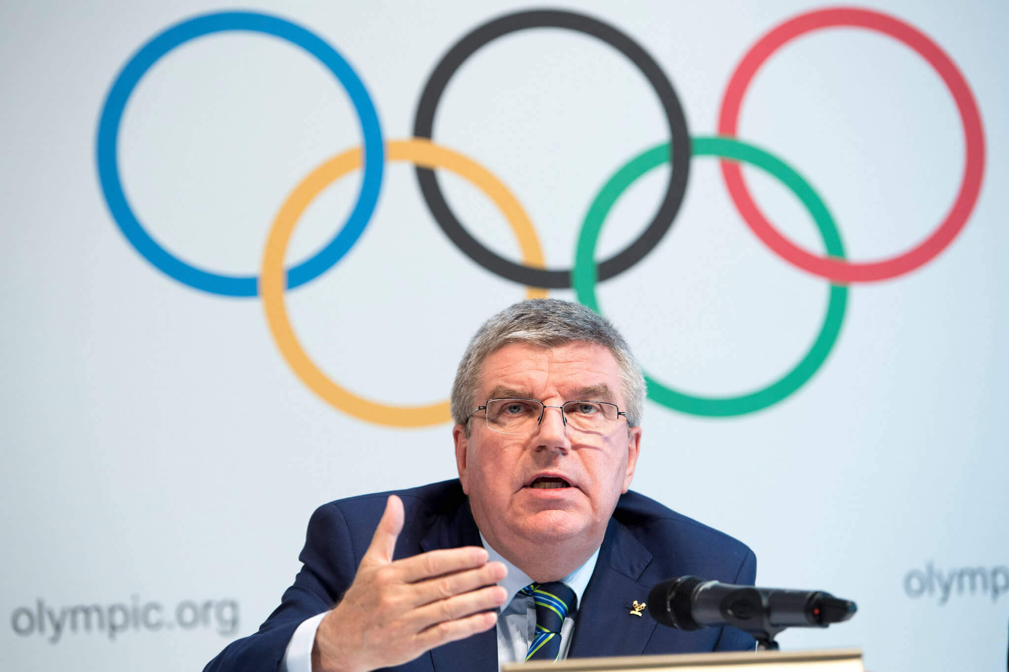 Thomas Bach, atual presidente do Comitê Olímpico Internacional, é um advogado alemão e ex-esgrimista olímpico