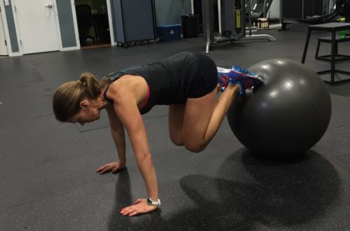 Pilates topu ile egzersiz yapan kadın.