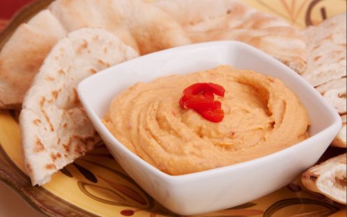 Kırmızı biberli humus
