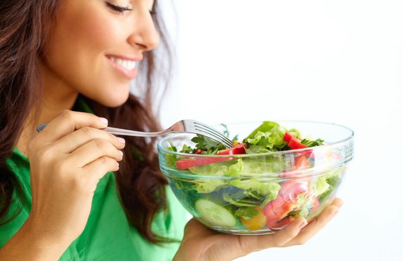 Salata yiyen kadın.