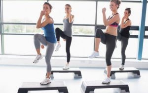 aerobik egzersiz yapan kadınlar