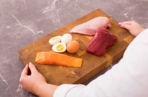 kesme tahtası üzerinde et, tavuk, somon ve yumurta.