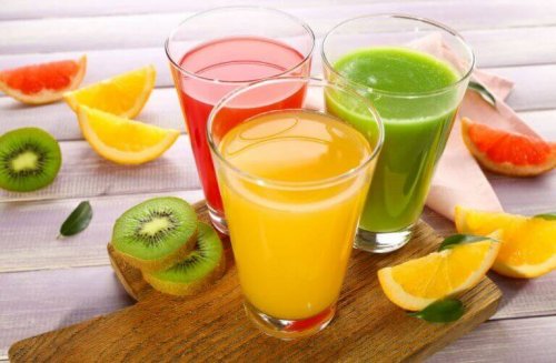 üç farklı renkte meyve suyu