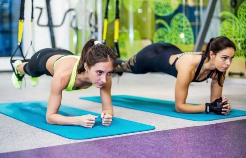 trx Plank egzersizi yapan kadınlar