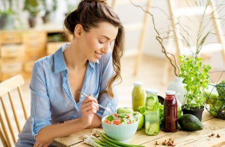 salata yiyen mavi gömlekli kadın
