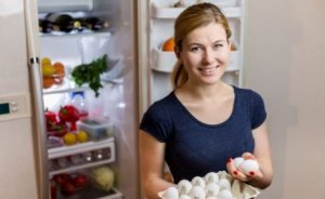 buzdolabından yumurta alan kadın