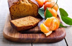 ekmek kesme tahtası üzerinde kek ve portakal dilimleri