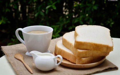 kahve, tost ekmeği dilimleri ve süt