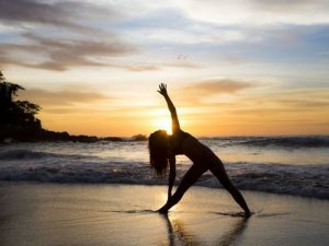 sahilde yoga yapan kadın