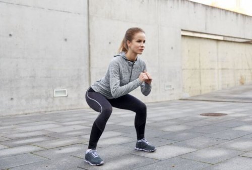 squat yapan kadın ve kalça egzersizleri
